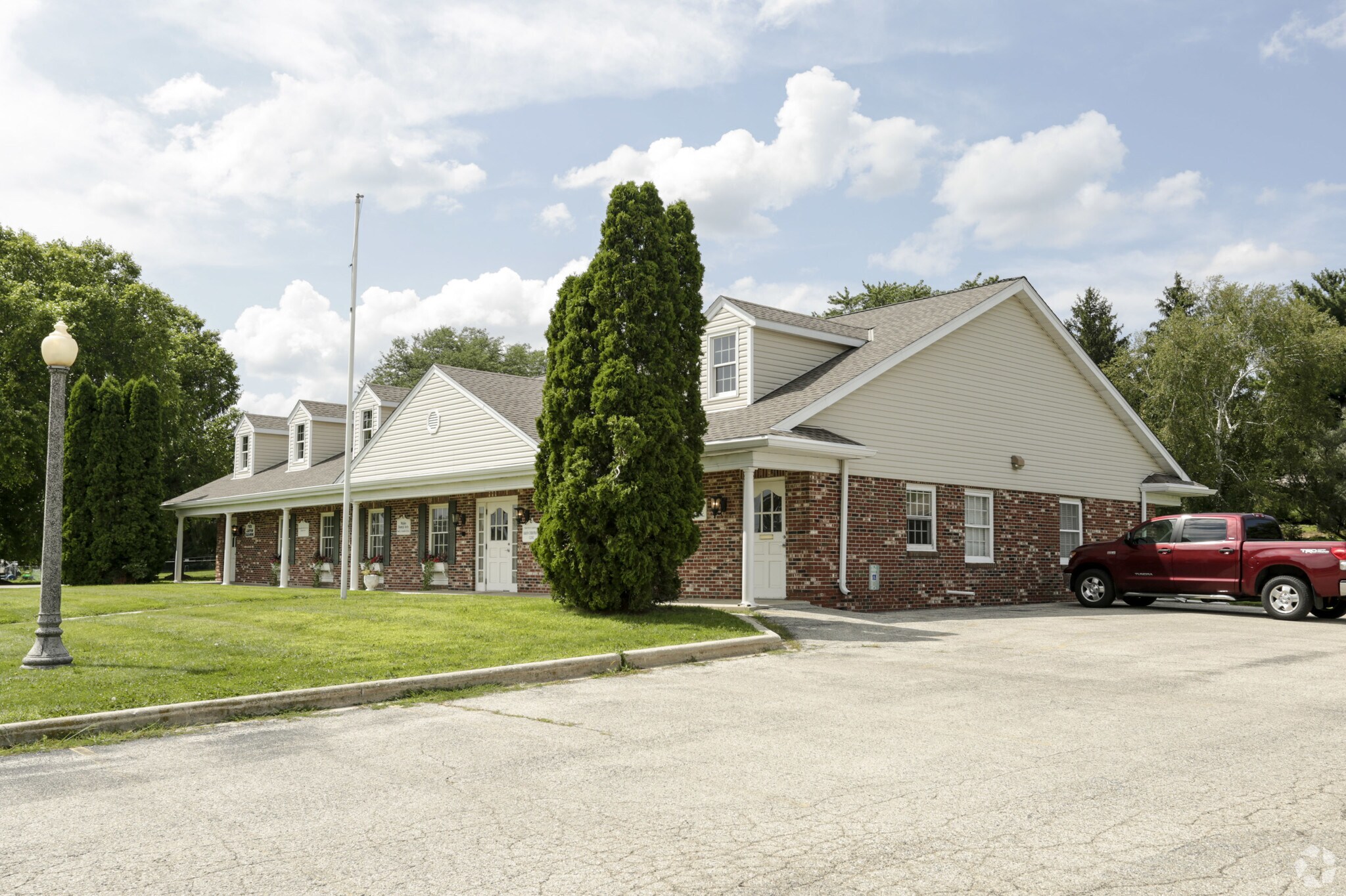 104 E Summit Ave, Wales, WI à louer Photo principale– Image 1 sur 31