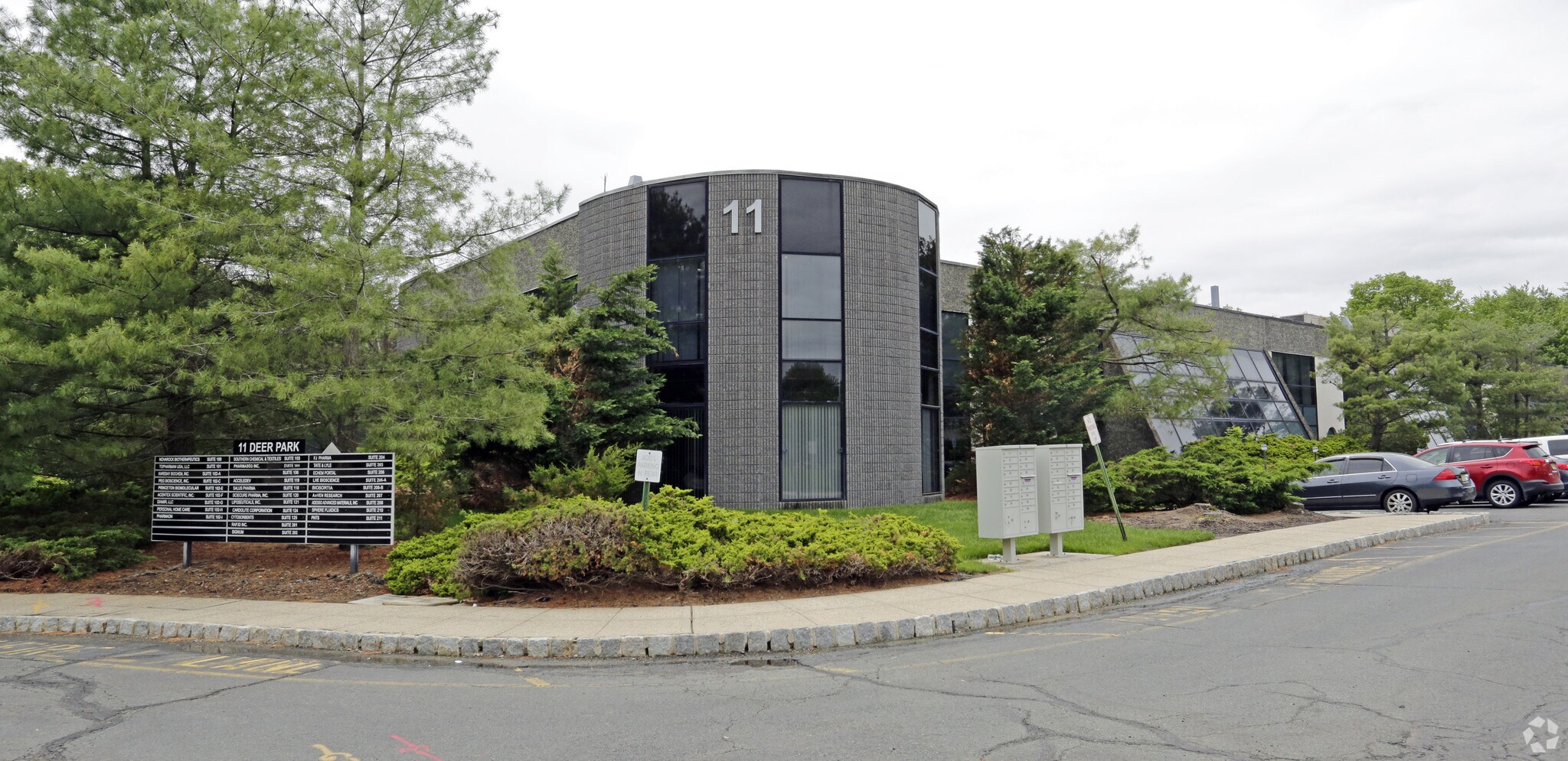 11 Deer Park Dr, Monmouth Junction, NJ à louer Photo principale– Image 1 sur 13