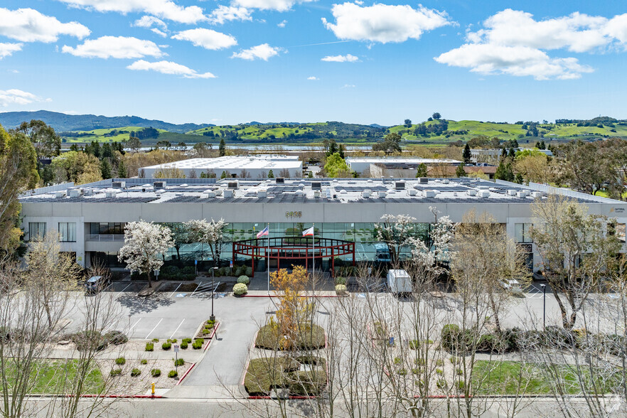 3925 Cypress Dr, Petaluma, CA à louer - Photo de l’immeuble – Image 2 sur 7