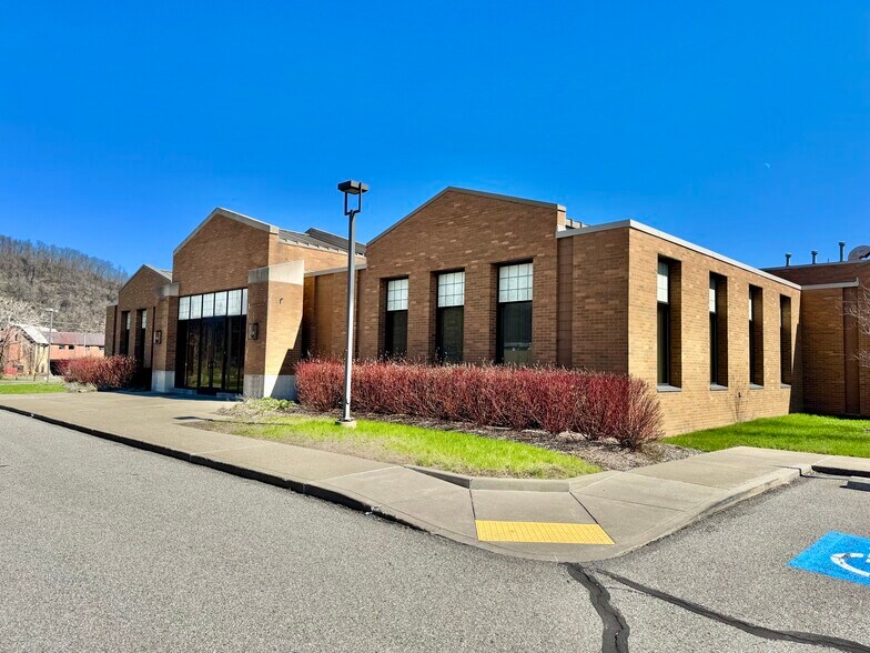 200 Center St, McKeesport, PA à louer - Photo de l’immeuble – Image 1 sur 8