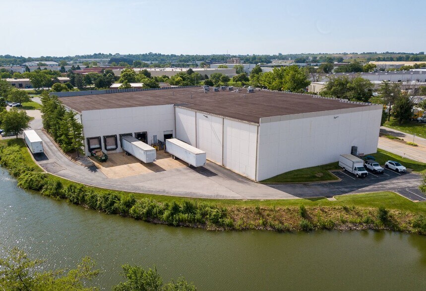 13735 Lakefront Dr, Earth City, MO à vendre - Photo de l’immeuble – Image 3 sur 14