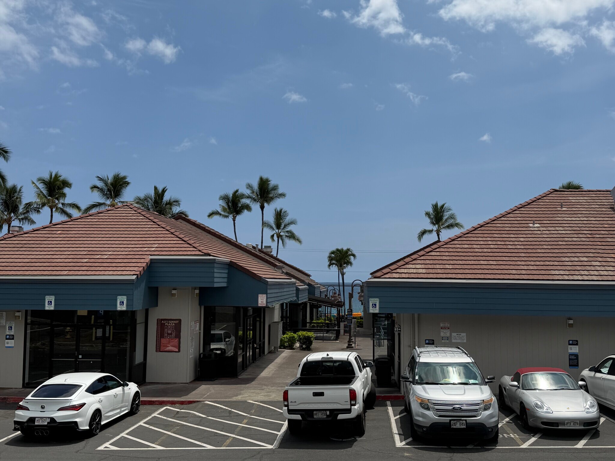 75-5799 Alii Dr, Kailua Kona, HI à louer Photo de l’immeuble– Image 1 sur 5