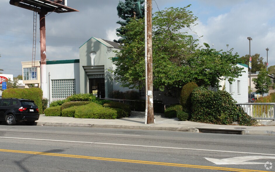 12849 Magnolia Blvd, Van Nuys, CA à vendre - Photo de l’immeuble – Image 3 sur 13