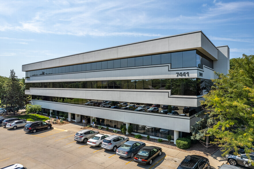 7435 O St, Lincoln, NE à louer - Photo de l’immeuble – Image 2 sur 14