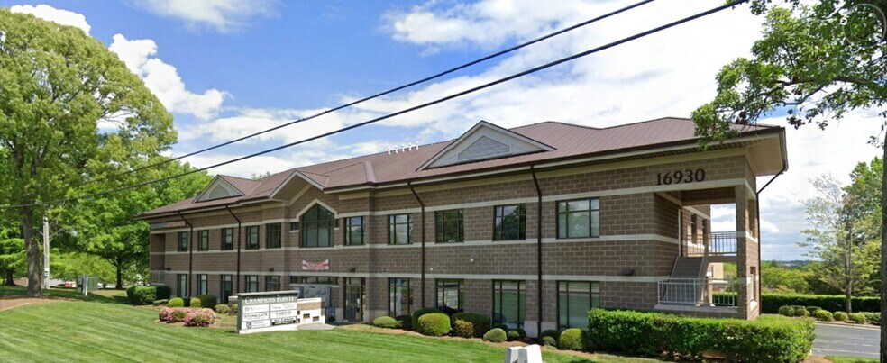 16930 W Catawba Ave, Cornelius, NC à louer - Photo de l’immeuble – Image 1 sur 9