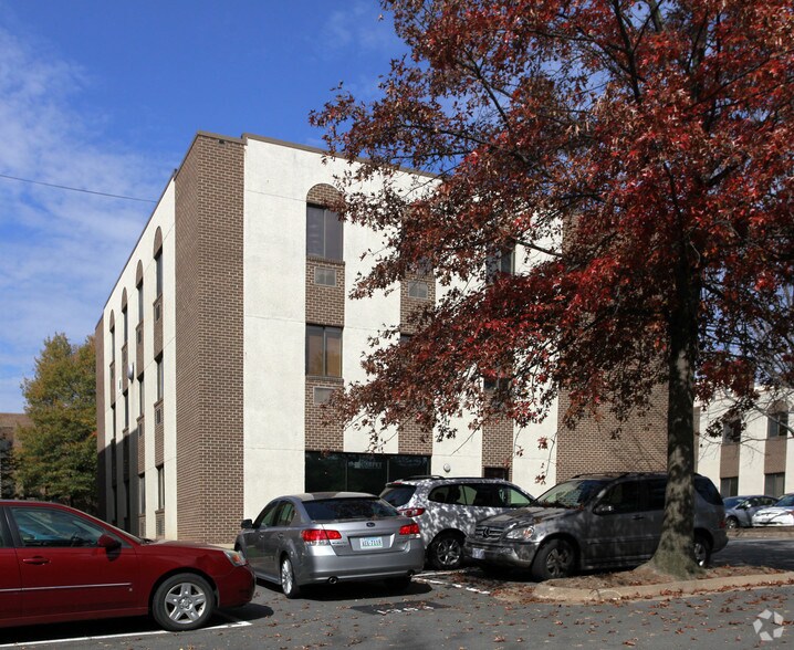 1363 Beverly Rd, McLean, VA à louer - Photo de l’immeuble – Image 3 sur 13