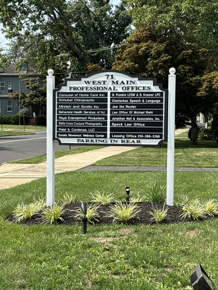 71 W Main St, Freehold, NJ à louer - Photo de l’immeuble – Image 1 sur 11