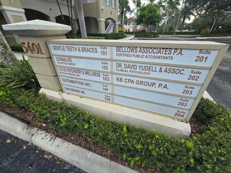 5401 N University Dr, Coral Springs, FL à vendre - Photo de l’immeuble – Image 3 sur 17