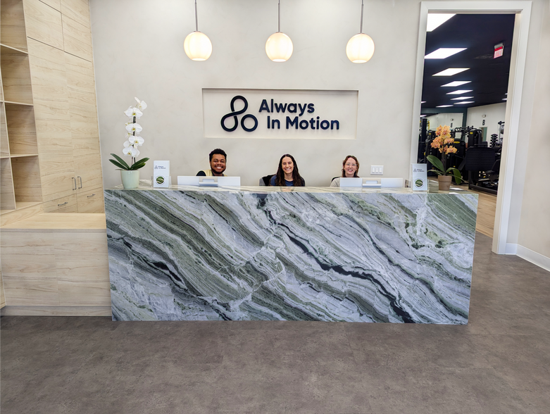 6930 Warner Ave, Huntington Beach, CA à louer - Hall d’entrée – Image 1 sur 7
