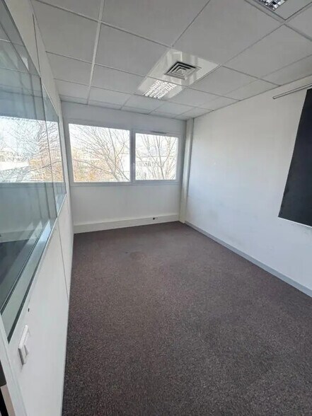 Bureau dans Gémenos à louer - Photo de l’immeuble – Image 3 sur 5