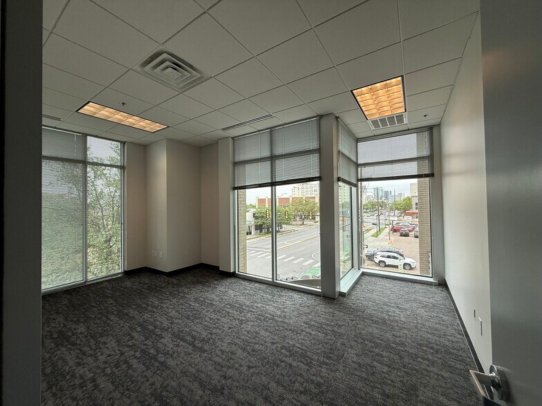 2821 W 7th St, Fort Worth, TX à louer - Photo de l’immeuble – Image 2 sur 16