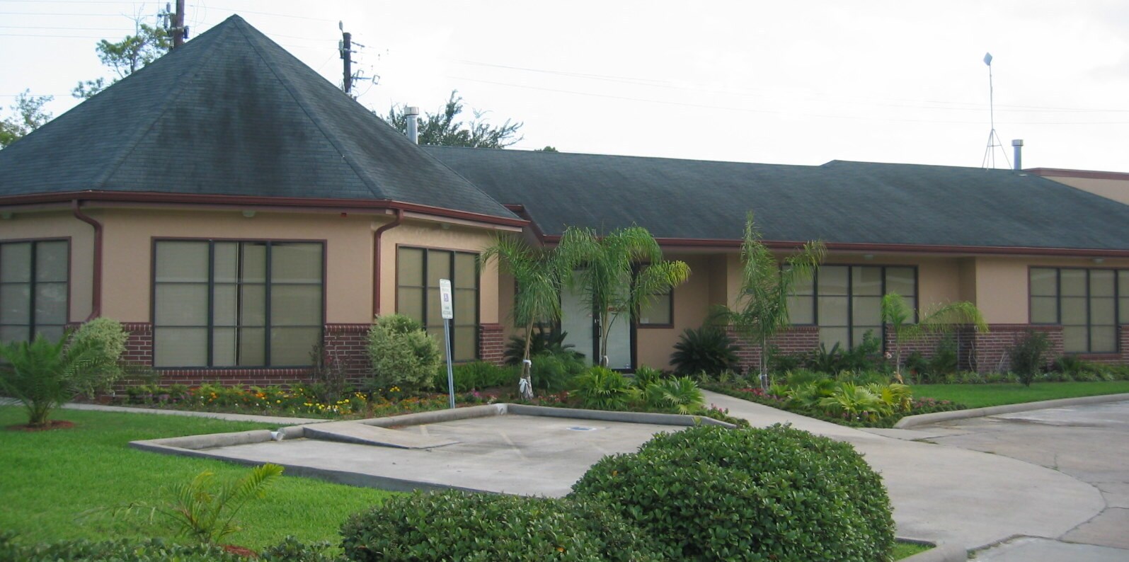 888 Wilcrest Dr, Houston, TX à louer Photo de l’immeuble– Image 1 sur 4