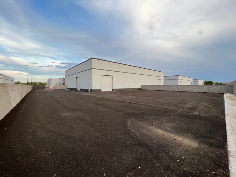 8607 E Pecos Rd, Mesa, AZ à louer - Photo de l’immeuble – Image 3 sur 7