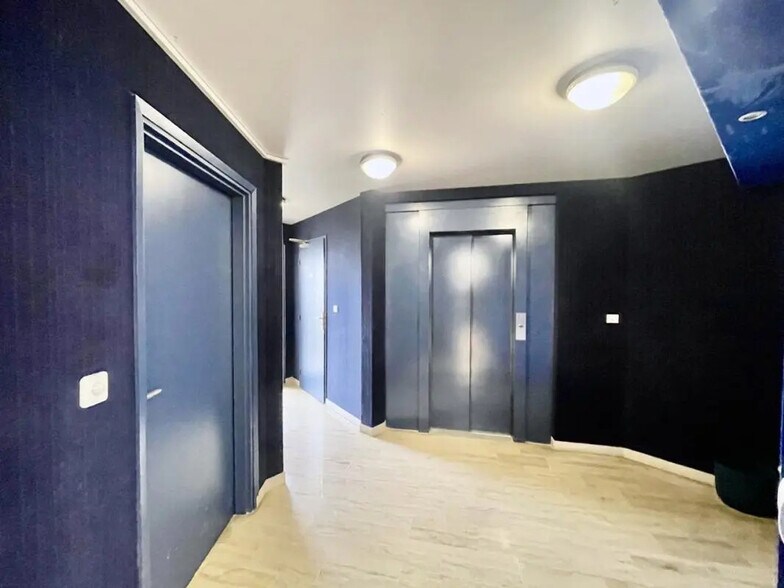 Bureau dans Saint-Raphaël à louer - Photo de l’immeuble – Image 2 sur 11