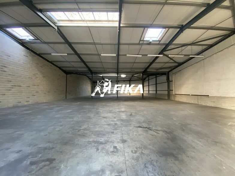 Local d’activités dans Saint-Alban à louer - Photo de l’immeuble – Image 2 sur 7