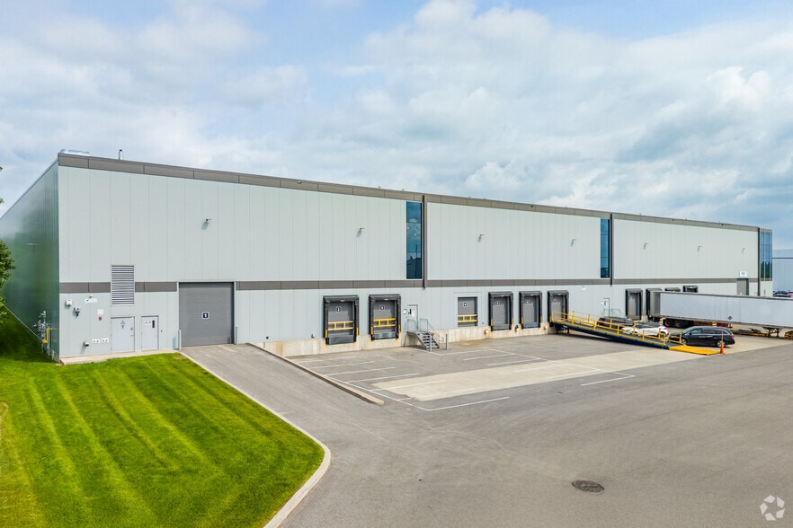 970-980 Pl Paul-Kane, Laval, QC à louer - Photo de l’immeuble – Image 3 sur 8