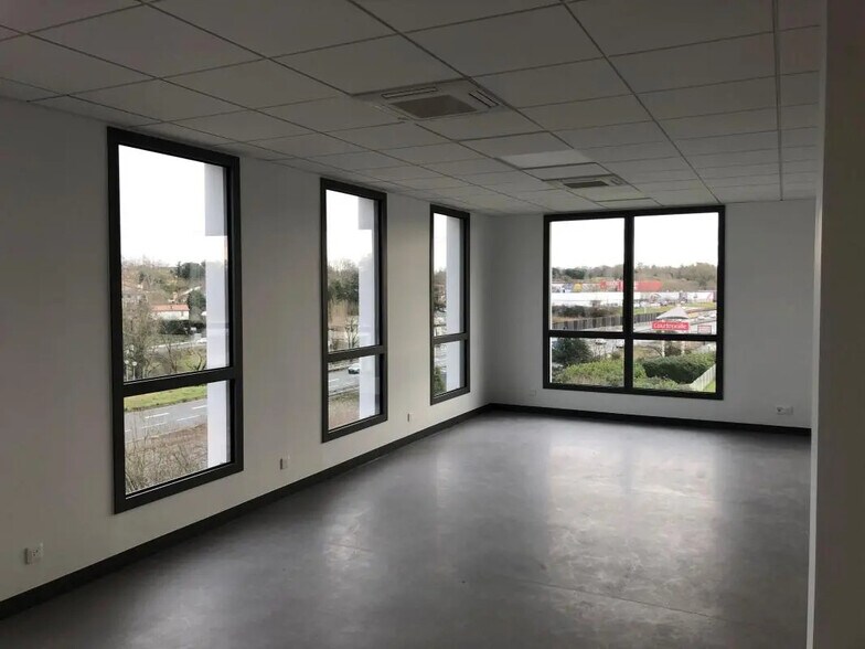 Bureau dans Artigues-près-Bordeaux à louer - Photo de l’immeuble – Image 1 sur 6
