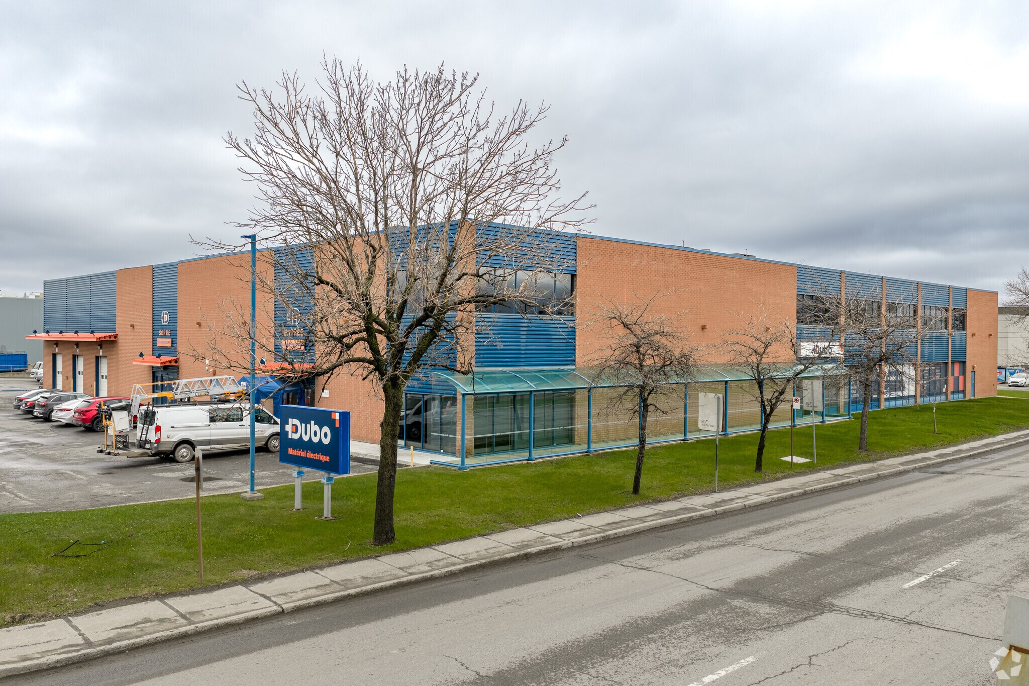 5780 Rue Ontario E, Montréal, QC à vendre Photo principale– Image 1 sur 25