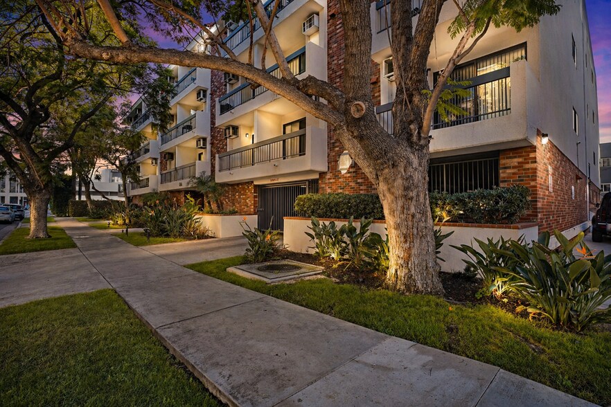 320 S Arnaz Dr, Los Angeles, CA à vendre - Photo de l’immeuble – Image 3 sur 12