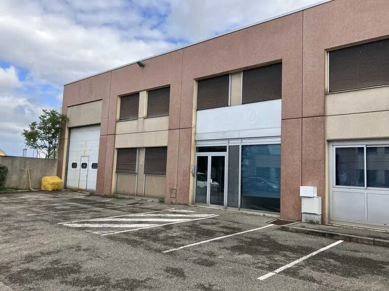 2-4 Rue Paul Villard, Chassieu à louer - Photo de l’immeuble – Image 2 sur 22