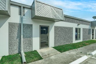 1300 S Frazier St, Conroe, TX à louer Photo de l’immeuble– Image 2 sur 22