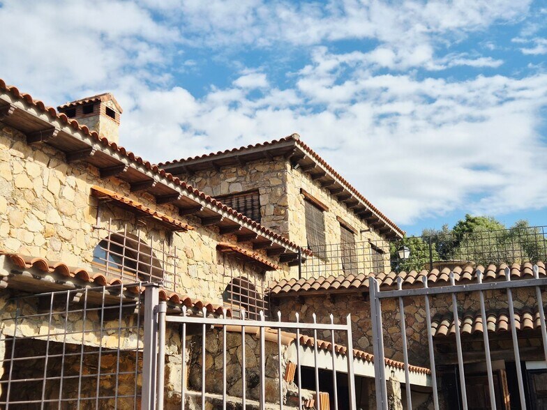 Local commercial dans Navaluenga, Ávila à vendre - Photo de l’immeuble – Image 1 sur 13