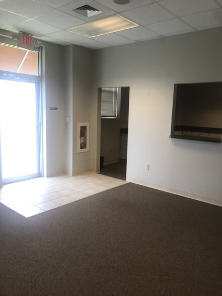 560 N Stewart Ave, Springfield, MO à louer - Hall d’entrée – Image 3 sur 4