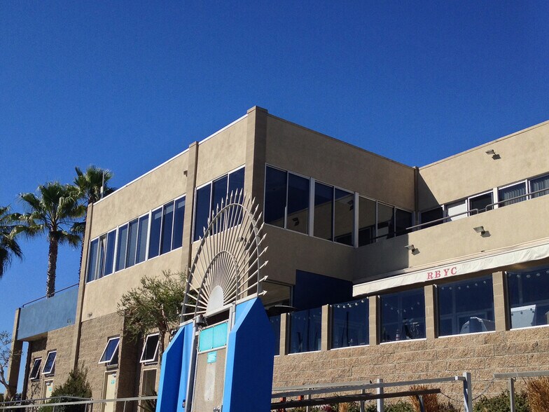 210-212 Yacht Club way, Redondo Beach, CA à louer - Photo de l’immeuble – Image 1 sur 6