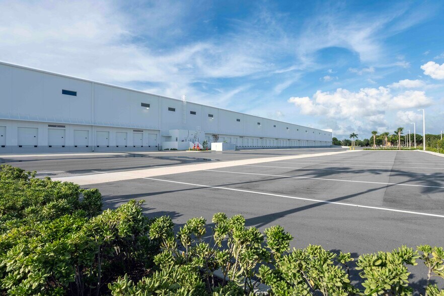 4700 NW 135th St, Opa Locka, FL à louer - Photo de l’immeuble – Image 3 sur 9