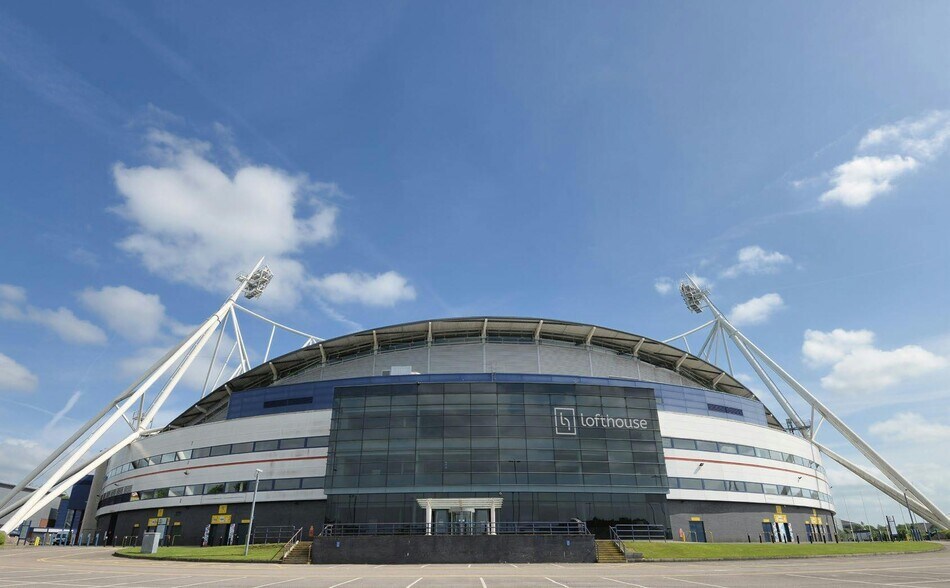 Burnden Way, Bolton à louer - Photo de l’immeuble – Image 1 sur 6