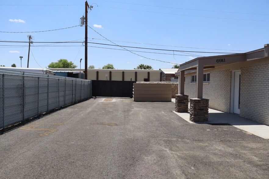 6911 Doniphan Dr, El Paso, TX à louer - Photo de l’immeuble – Image 3 sur 18