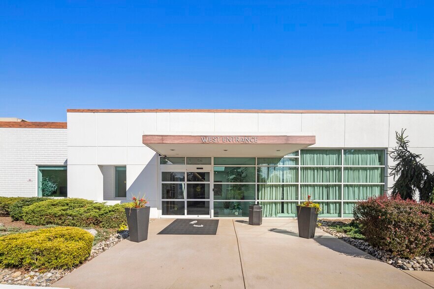 305 W Grand Ave, Montvale, NJ à louer - Photo de l’immeuble – Image 2 sur 5