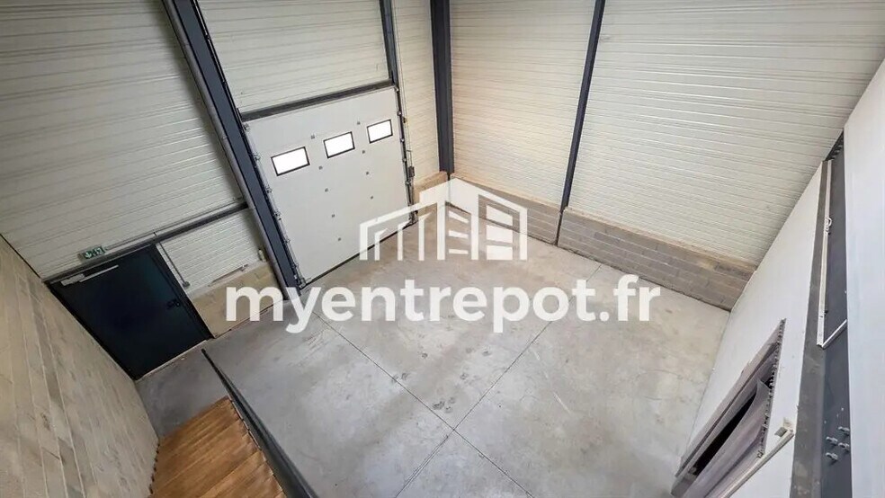 Local d’activités dans Aubagne à louer - Photo de l’immeuble – Image 2 sur 7