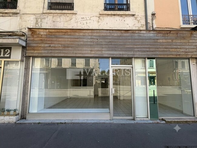 Plus de détails pour 12 Cours Tolstoï, Villeurbanne - Local commercial à louer