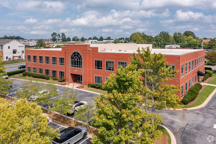 695 Mansell Rd, Roswell, GA à louer - Photo principale – Image 1 sur 34