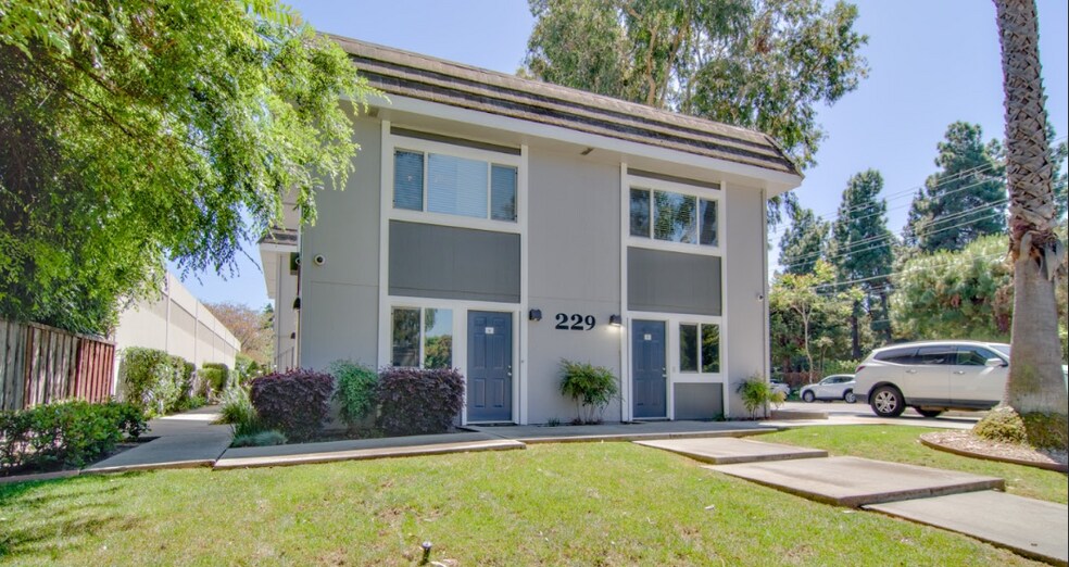 229 Polaris Ave, Mountain View, CA à louer - Photo de l’immeuble – Image 3 sur 16