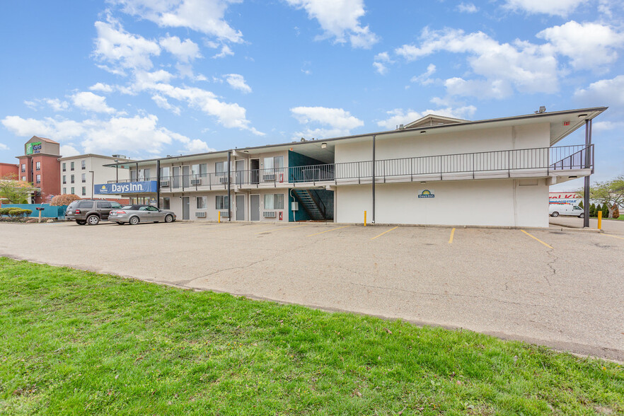 181 SW Bluebell Dr, New Philadelphia, OH à vendre - Photo de l’immeuble – Image 3 sur 58