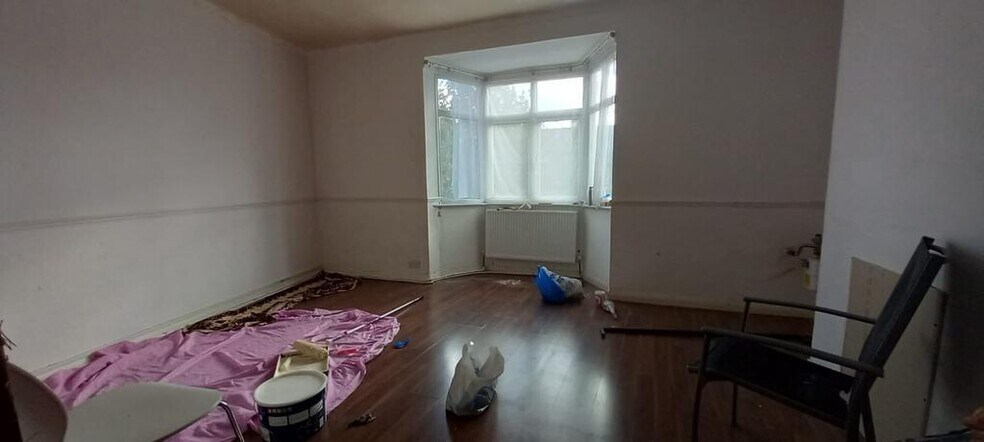 303 Wood Ln, Dagenham à vendre - Photo de l’immeuble – Image 3 sur 8