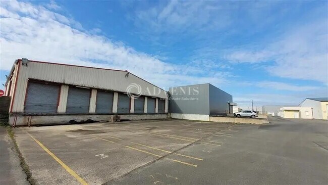 Plus de détails pour Local d'activités à louer