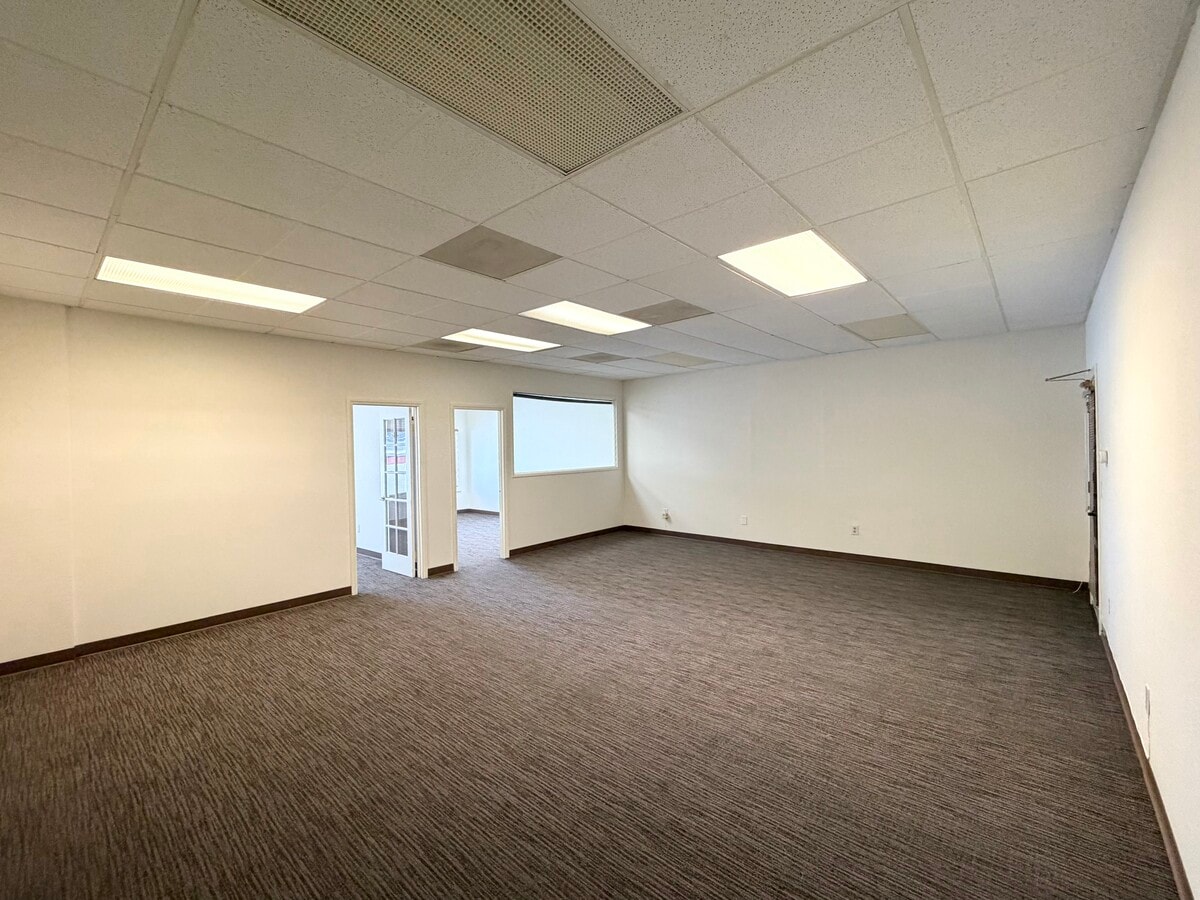 5011 Argosy Ave, Huntington Beach, CA 92649 - Lot 9 - - Photo intérieure - Image 1 of 3