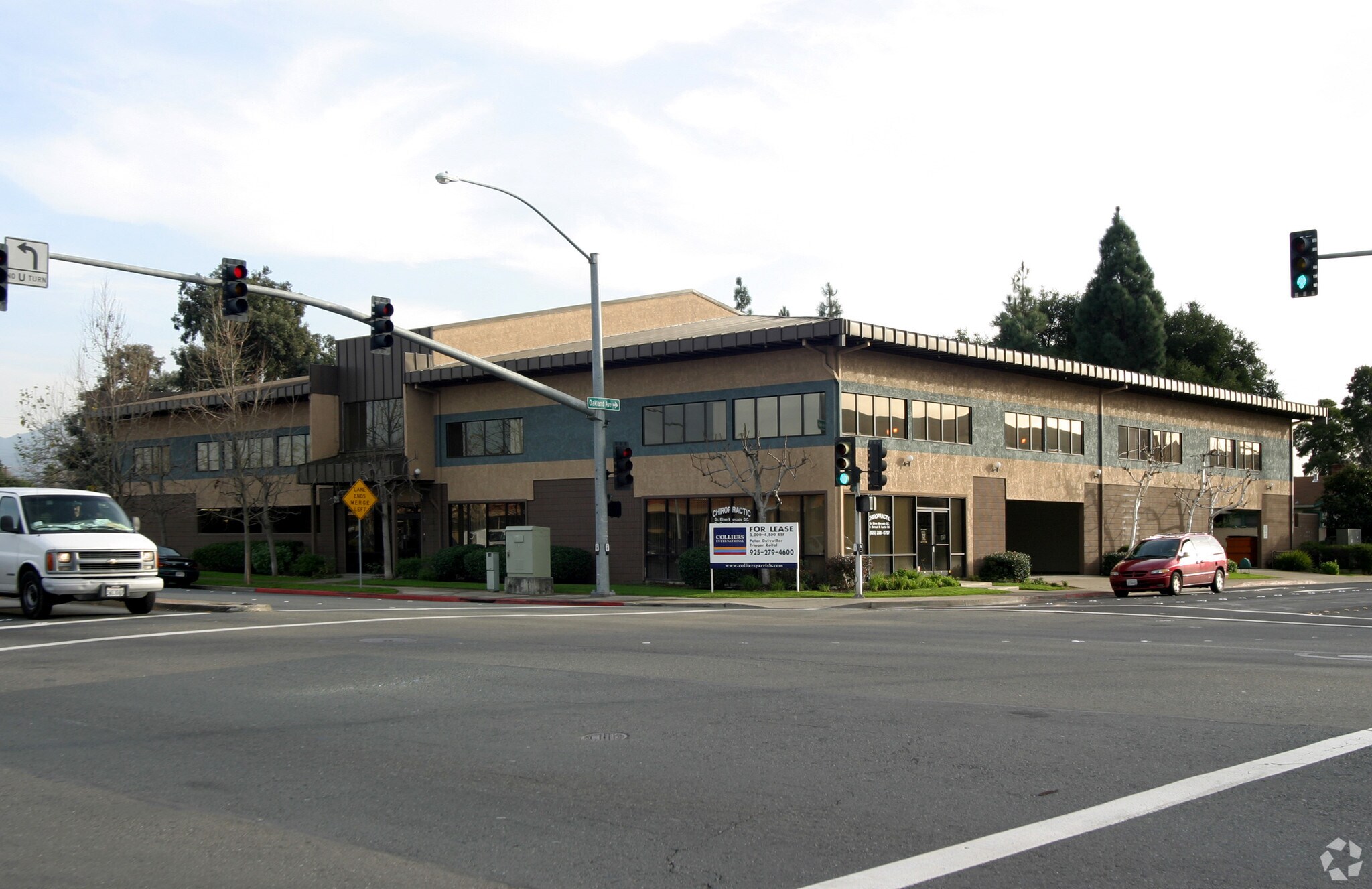 2702 Clayton Rd, Concord, CA à louer Photo de l’immeuble– Image 1 sur 3