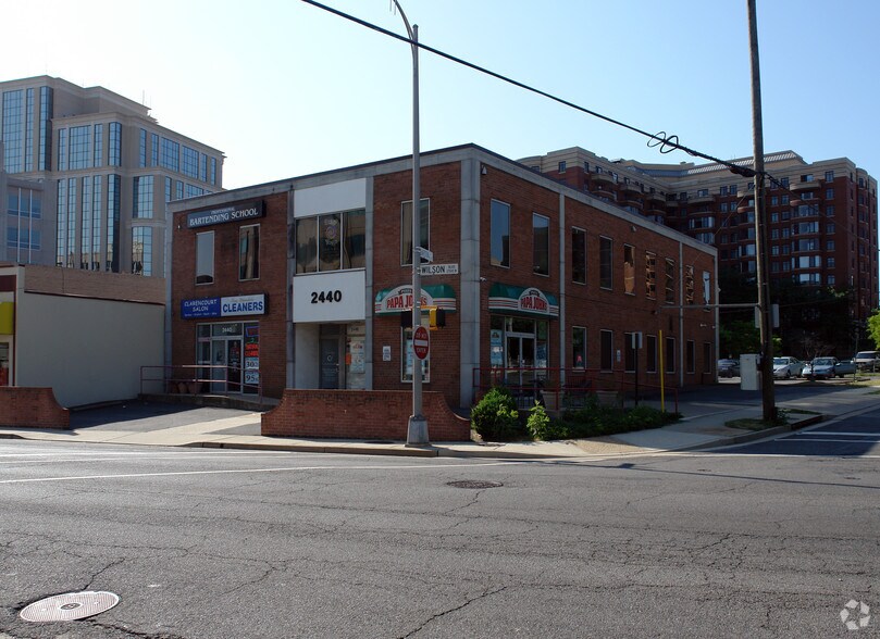 2440 Wilson Blvd, Arlington, VA à louer - Photo de l’immeuble – Image 2 sur 3