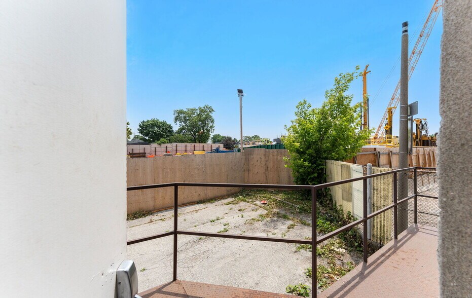 751-757 Pape Ave, Toronto, ON à louer - Photo de l’immeuble – Image 2 sur 4