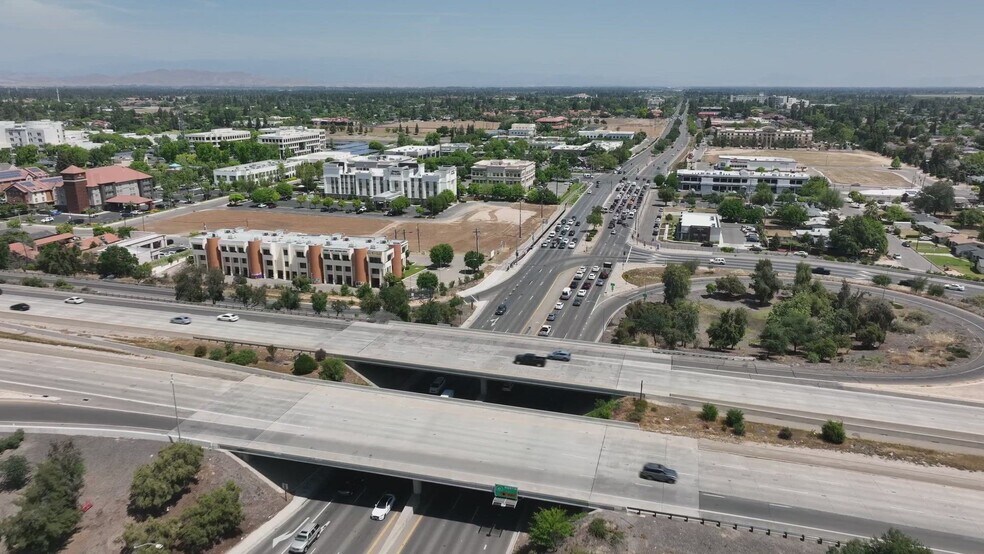 7060 N Fresno St, Fresno, CA à louer - Vidéo sur l’annonce professionnelle – Image 2 sur 20