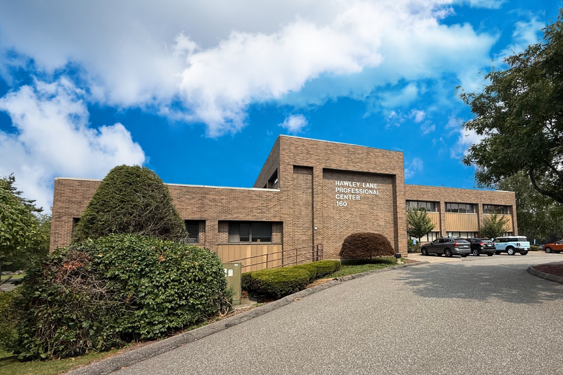 160 Hawley Ln, Trumbull, CT à louer Photo principale– Image 1 sur 18