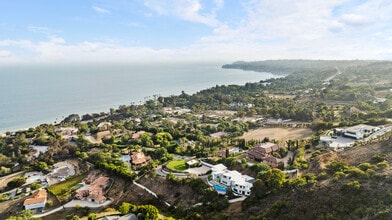 6380 Meadows Ct, Malibu, CA à louer Aérien– Image 1 sur 32