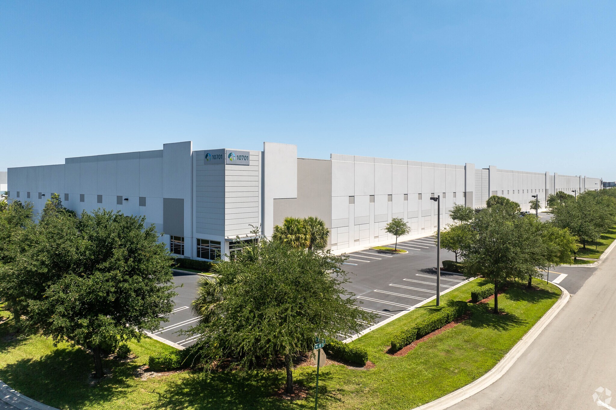 10701 NW 140th St, Hialeah Gardens, FL à louer Photo principale– Image 1 sur 3