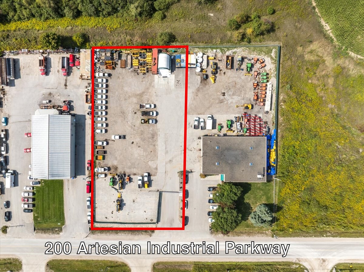 200 Artesian Industrial Pky, Bradford, ON à louer Photo principale– Image 1 sur 2