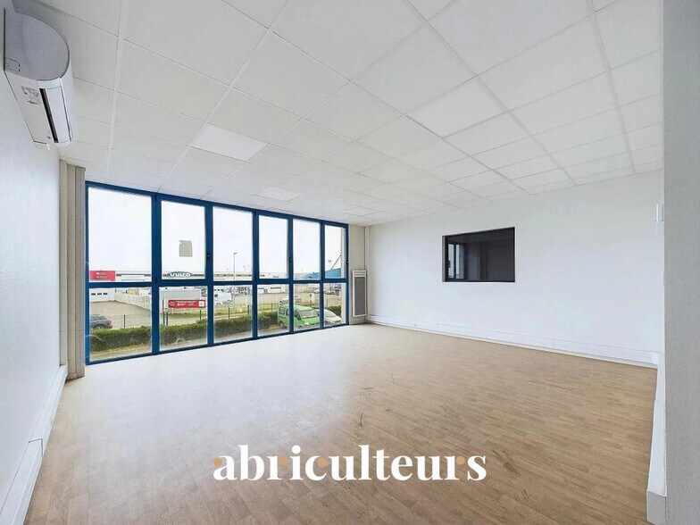 Local d’activités dans Gellainville à louer - Photo de l’immeuble – Image 3 sur 6