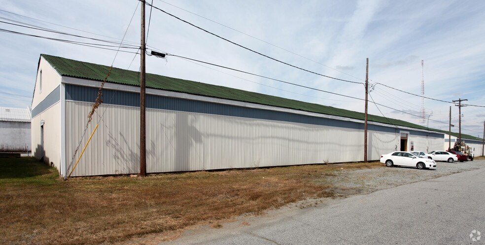 827 Goldsboro, Greensboro, NC à louer - Photo de l’immeuble – Image 3 sur 4